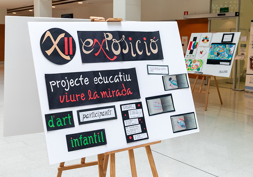 Cavallet amb un cartell que inclou el rètol d'una exposició d'Art Infantil: 